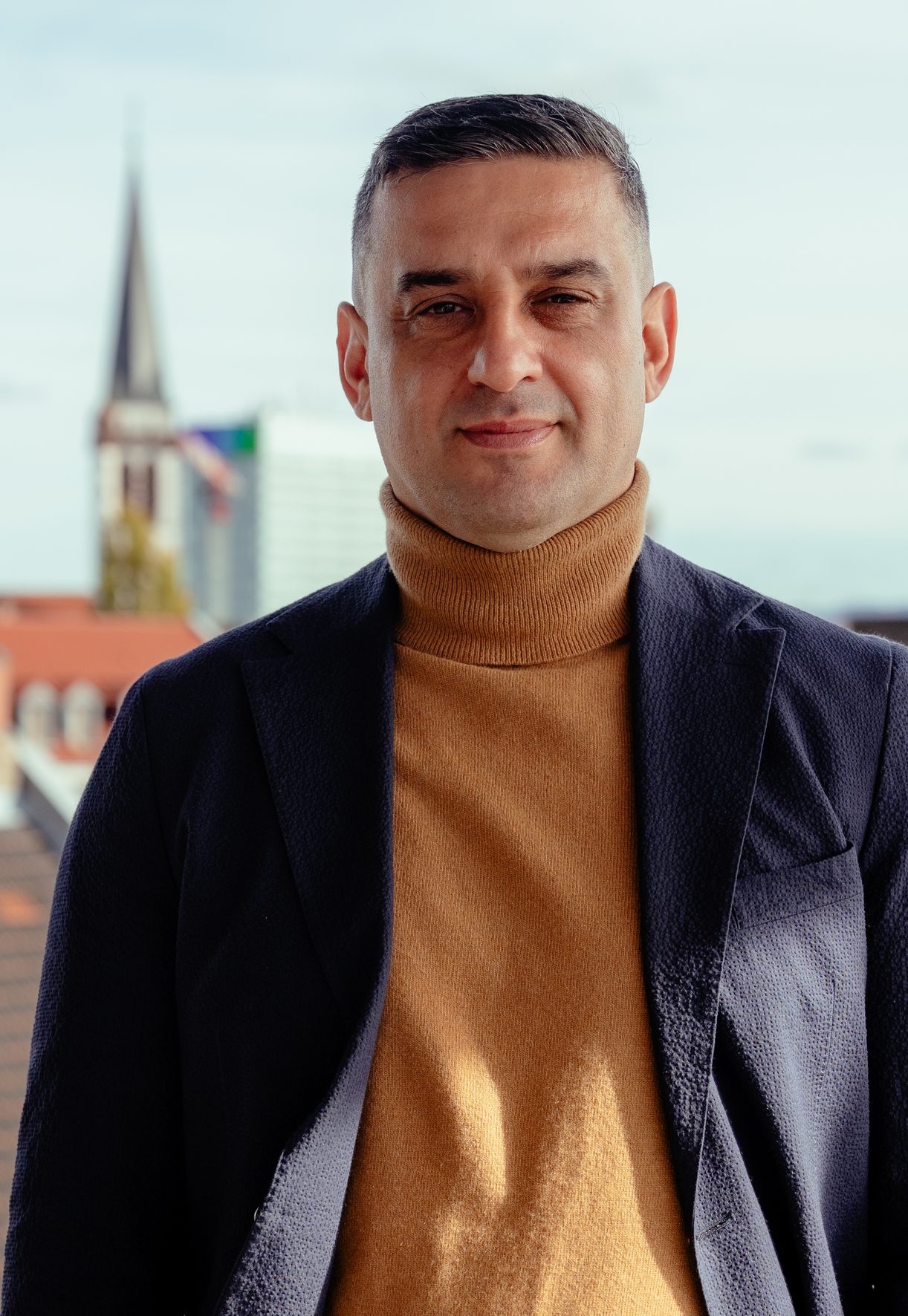 Tünay Bakar, Gründer der AURESUM GmbH, über den Dächern von Heidelberg